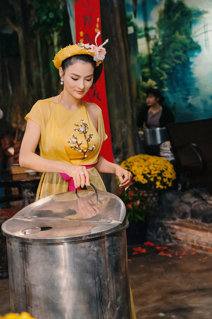 Vũ Thu Phương đọ sắc cùng H’Hen Niê và Khánh Vân trong tà áo tứ thân du xuân - 9 Vũ Thu Phương đọ sắc cùng H’Hen Niê và Khánh Vân trong tà áo tứ thân du xuân - 9