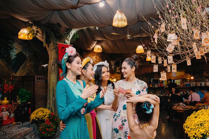 Vũ Thu Phương đọ sắc cùng H’Hen Niê và Khánh Vân trong tà áo tứ thân du xuân - 10 Vũ Thu Phương đọ sắc cùng H’Hen Niê và Khánh Vân trong tà áo tứ thân du xuân - 10