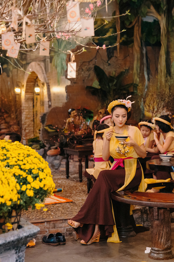 Vũ Thu Phương đọ sắc cùng H’Hen Niê và Khánh Vân trong tà áo tứ thân du xuân - 11 Vũ Thu Phương đọ sắc cùng H’Hen Niê và Khánh Vân trong tà áo tứ thân du xuân - 11