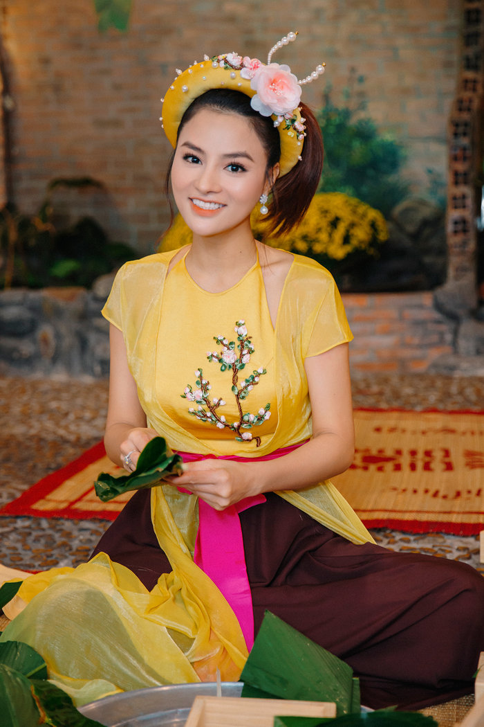 Vũ Thu Phương đọ sắc cùng H’Hen Niê và Khánh Vân trong tà áo tứ thân du xuân Vũ Thu Phương đọ sắc cùng H’Hen Niê và Khánh Vân trong tà áo tứ thân du xuân