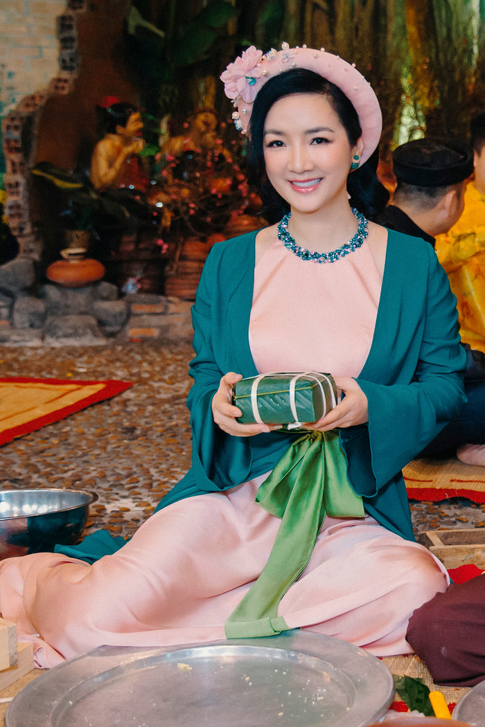 Vũ Thu Phương đọ sắc cùng H’Hen Niê và Khánh Vân trong tà áo tứ thân du xuân - 1 Vũ Thu Phương đọ sắc cùng H’Hen Niê và Khánh Vân trong tà áo tứ thân du xuân - 1