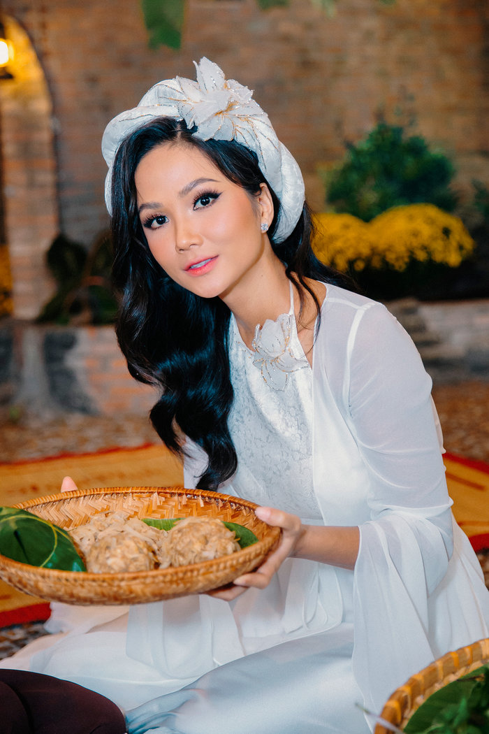 Vũ Thu Phương đọ sắc cùng H’Hen Niê và Khánh Vân trong tà áo tứ thân du xuân - 2 Vũ Thu Phương đọ sắc cùng H’Hen Niê và Khánh Vân trong tà áo tứ thân du xuân - 2