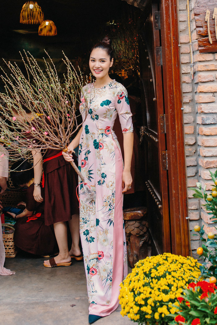 Vũ Thu Phương đọ sắc cùng H’Hen Niê và Khánh Vân trong tà áo tứ thân du xuân - 4 Vũ Thu Phương đọ sắc cùng H’Hen Niê và Khánh Vân trong tà áo tứ thân du xuân - 4