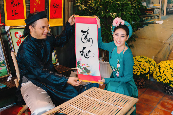 Vũ Thu Phương đọ sắc cùng H’Hen Niê và Khánh Vân trong tà áo tứ thân du xuân - 12 Vũ Thu Phương đọ sắc cùng H’Hen Niê và Khánh Vân trong tà áo tứ thân du xuân - 12