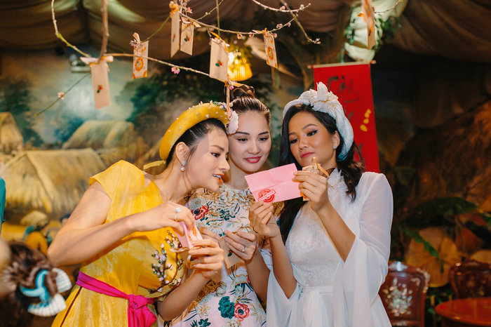 Vũ Thu Phương đọ sắc cùng H’Hen Niê và Khánh Vân trong tà áo tứ thân du xuân - 13 Vũ Thu Phương đọ sắc cùng H’Hen Niê và Khánh Vân trong tà áo tứ thân du xuân - 13