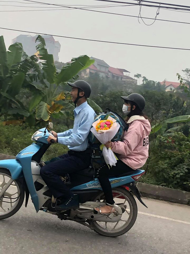 Đi quân sự về được bạn gái ra tận nơi đón, nhìn món đồ cô cầm trên tay, ai cũng ghen tị với anh chàng số đỏ - 1 Đi quân sự về được bạn gái ra tận nơi đón, nhìn món đồ cô cầm trên tay, ai cũng ghen tị với anh chàng số đỏ - 1