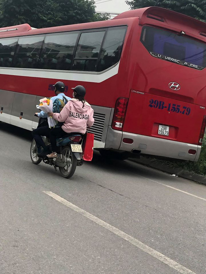 Đi quân sự về được bạn gái ra tận nơi đón, nhìn món đồ cô cầm trên tay, ai cũng ghen tị với anh chàng số đỏ - 2 Đi quân sự về được bạn gái ra tận nơi đón, nhìn món đồ cô cầm trên tay, ai cũng ghen tị với anh chàng số đỏ - 2