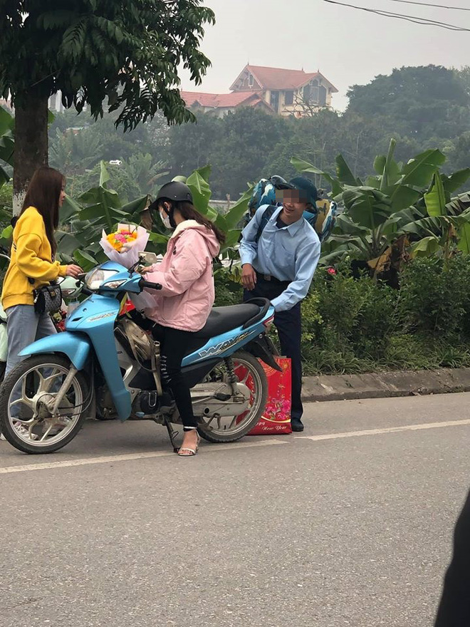 Đi quân sự về được bạn gái ra tận nơi đón, nhìn món đồ cô cầm trên tay, ai cũng ghen tị với anh chàng số đỏ Đi quân sự về được bạn gái ra tận nơi đón, nhìn món đồ cô cầm trên tay, ai cũng ghen tị với anh chàng số đỏ