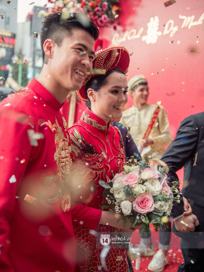 Loạt khoảnh khắc từ lãng mạn đến hài hước trong đám hỏi Duy Mạnh - Quỳnh Anh khiến dân mạng 'phát cuồng' - 19 Loạt khoảnh khắc từ lãng mạn đến hài hước trong đám hỏi Duy Mạnh - Quỳnh Anh khiến dân mạng 'phát cuồng' - 19