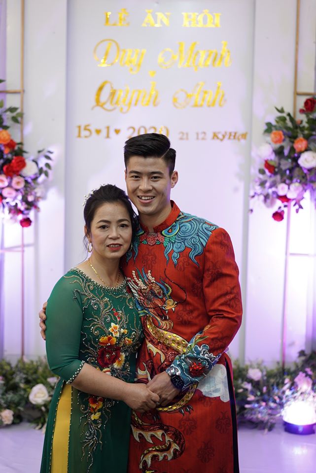 Loạt khoảnh khắc từ lãng mạn đến hài hước trong đám hỏi Duy Mạnh - Quỳnh Anh khiến dân mạng 'phát cuồng' - 9 Loạt khoảnh khắc từ lãng mạn đến hài hước trong đám hỏi Duy Mạnh - Quỳnh Anh khiến dân mạng 'phát cuồng' - 9