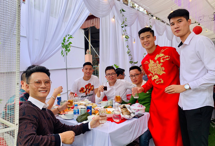 Loạt khoảnh khắc từ lãng mạn đến hài hước trong đám hỏi Duy Mạnh - Quỳnh Anh khiến dân mạng 'phát cuồng' - 12 Loạt khoảnh khắc từ lãng mạn đến hài hước trong đám hỏi Duy Mạnh - Quỳnh Anh khiến dân mạng 'phát cuồng' - 12