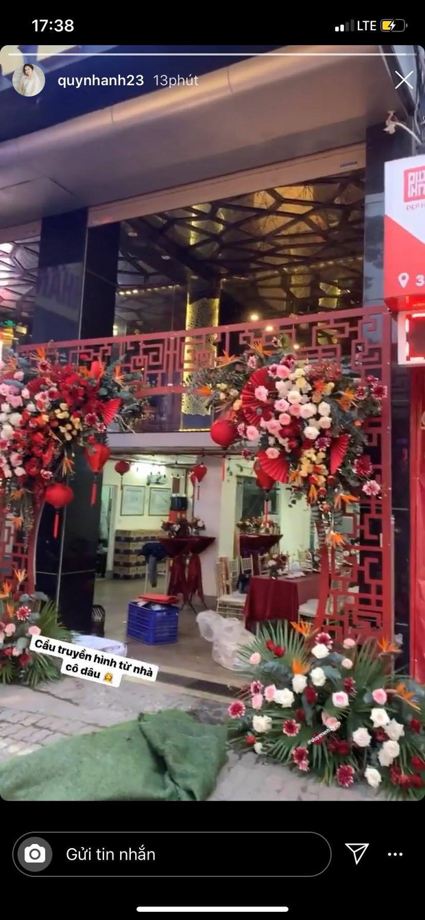 Khác hẳn vẻ bình dị bên nhà chú rể Duy Mạnh, biệt thự nhà Quỳnh Anh được trang hoàng cực lộng lẫy, sẵn sàng chờ chàng đến đón về dinh Khác hẳn vẻ bình dị bên nhà chú rể Duy Mạnh, biệt thự nhà Quỳnh Anh được trang hoàng cực lộng lẫy, sẵn sàng chờ chàng đến đón về dinh