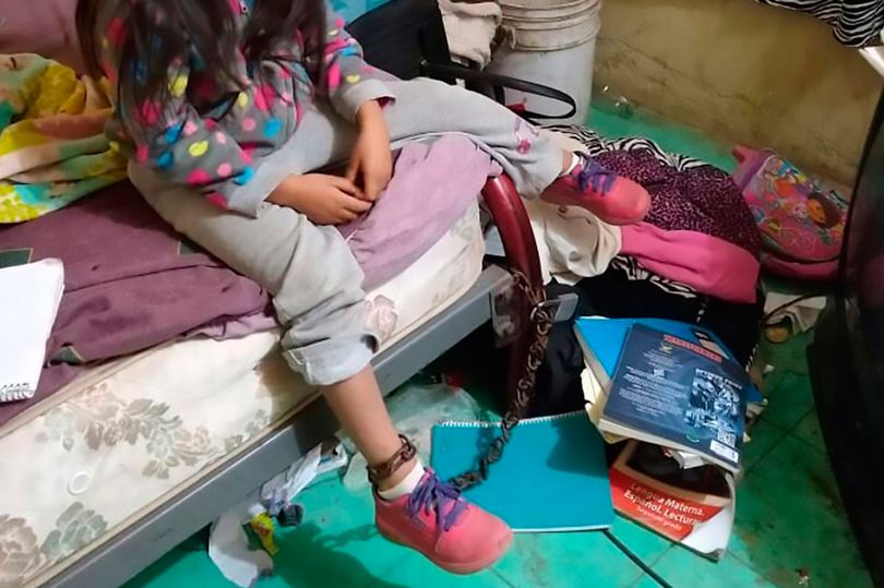 Nghe thấy tiếng la hét ở nhà bên cạnh, hàng xóm phát hiện bé gái 5 tuổi bị xích vào giường Nghe thấy tiếng la hét ở nhà bên cạnh, hàng xóm phát hiện bé gái 5 tuổi bị xích vào giường