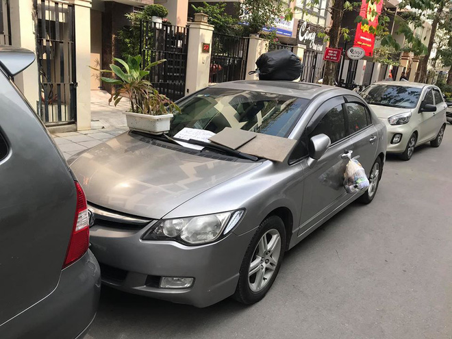 Đỗ xe chặn luôn cửa ra vào nhà người lạ, chủ xe được gia chủ đề biển cảnh cáo và tặng thêm 3 túi 'quà' to Đỗ xe chặn luôn cửa ra vào nhà người lạ, chủ xe được gia chủ đề biển cảnh cáo và tặng thêm 3 túi 'quà' to