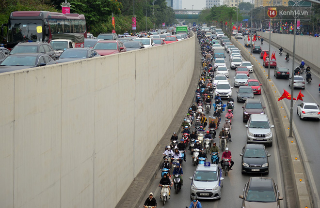 Đường phố Hà Nội tắc cứng và hỗn loạn trong chiều tối 23 Tết, người dân kiên nhẫn nhích từng chút một tranh thủ đi mua sắm - 1 Đường phố Hà Nội tắc cứng và hỗn loạn trong chiều tối 23 Tết, người dân kiên nhẫn nhích từng chút một tranh thủ đi mua sắm - 1