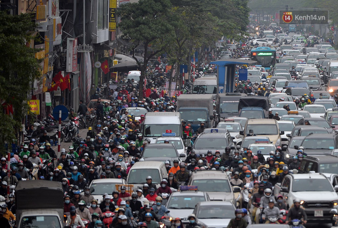 Đường phố Hà Nội tắc cứng và hỗn loạn trong chiều tối 23 Tết, người dân kiên nhẫn nhích từng chút một tranh thủ đi mua sắm - 5 Đường phố Hà Nội tắc cứng và hỗn loạn trong chiều tối 23 Tết, người dân kiên nhẫn nhích từng chút một tranh thủ đi mua sắm - 5