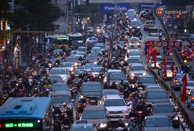 Đường phố Hà Nội tắc cứng và hỗn loạn trong chiều tối 23 Tết, người dân kiên nhẫn nhích từng chút một tranh thủ đi mua sắm - 8 Đường phố Hà Nội tắc cứng và hỗn loạn trong chiều tối 23 Tết, người dân kiên nhẫn nhích từng chút một tranh thủ đi mua sắm - 8