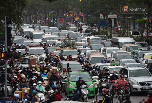 Đường phố Hà Nội tắc cứng và hỗn loạn trong chiều tối 23 Tết, người dân kiên nhẫn nhích từng chút một tranh thủ đi mua sắm - 7 Đường phố Hà Nội tắc cứng và hỗn loạn trong chiều tối 23 Tết, người dân kiên nhẫn nhích từng chút một tranh thủ đi mua sắm - 7