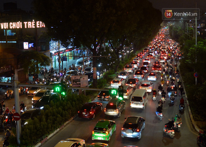 Đường phố Hà Nội tắc cứng và hỗn loạn trong chiều tối 23 Tết, người dân kiên nhẫn nhích từng chút một tranh thủ đi mua sắm - 15 Đường phố Hà Nội tắc cứng và hỗn loạn trong chiều tối 23 Tết, người dân kiên nhẫn nhích từng chút một tranh thủ đi mua sắm - 15