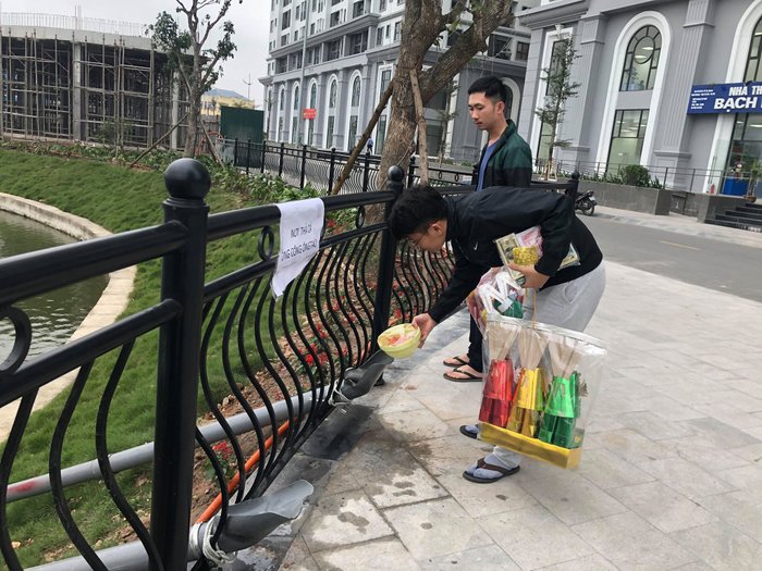Người Hà Nội thả cá bằng 'cầu trượt' xuống hồ tiễn ông Công ông Táo về trời - 3 Người Hà Nội thả cá bằng 'cầu trượt' xuống hồ tiễn ông Công ông Táo về trời - 3