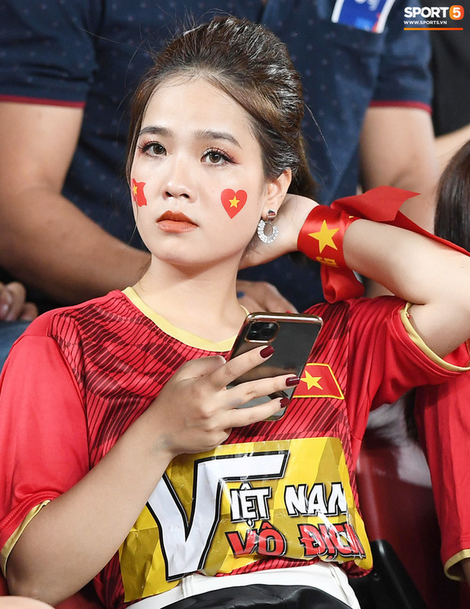 'Bạn gái tin đồn' của Quang Hải chiếm trọn spotlight khi công khai xuất hiện trên khán đài để cổ vũ cho tuyển U23 Việt Nam - 1 'Bạn gái tin đồn' của Quang Hải chiếm trọn spotlight khi công khai xuất hiện trên khán đài để cổ vũ cho tuyển U23 Việt Nam - 1