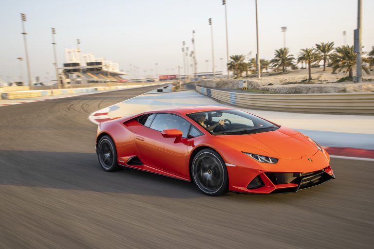 Giá siêu đắt đỏ, siêu SUV Lamborghini Urus vẫn lập kỷ lục doanh số trong 2019 - 4 Giá siêu đắt đỏ, siêu SUV Lamborghini Urus vẫn lập kỷ lục doanh số trong 2019 - 4