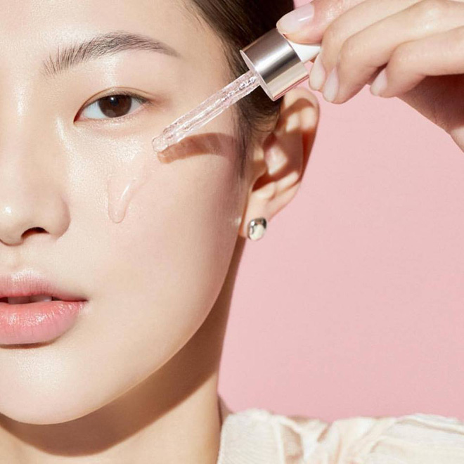 5 lọ serum Hàn giúp da căng bóng mướt mượt đón Tết sang: Nhiều loại giá mềm ai 'múc' cũng được - 2 5 lọ serum Hàn giúp da căng bóng mướt mượt đón Tết sang: Nhiều loại giá mềm ai 'múc' cũng được - 2