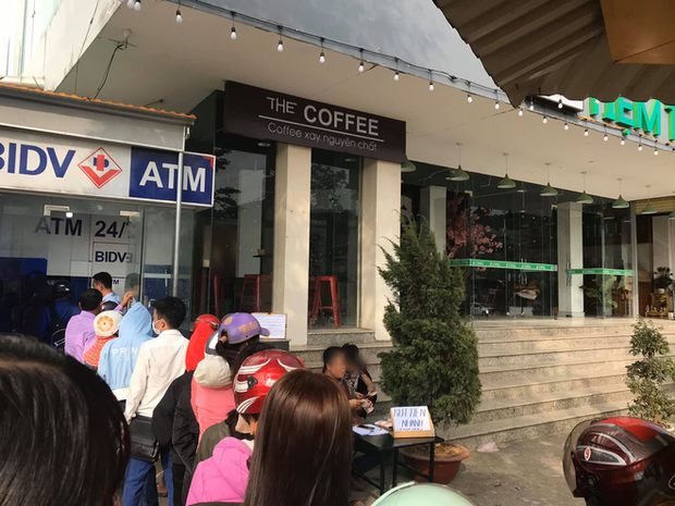 Góc cơ hội: Người đàn ông kê bàn mở dịch vụ 'rút tiền nhanh' ngay cạnh cây ATM đang có hàng chục người chen chúc Góc cơ hội: Người đàn ông kê bàn mở dịch vụ 'rút tiền nhanh' ngay cạnh cây ATM đang có hàng chục người chen chúc