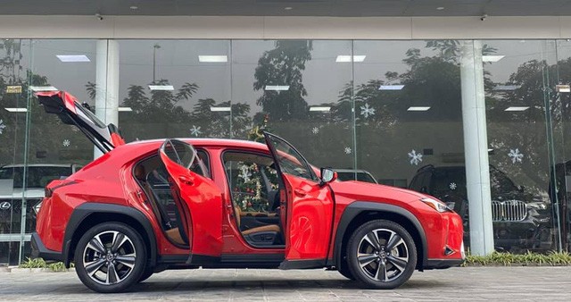 Lexus UX 200 đầu tiên về Việt Nam - ‘của lạ’ tiền tỷ chơi Tết thay Mercedes-Benz GLA và BMW X1 - 3 Lexus UX 200 đầu tiên về Việt Nam - ‘của lạ’ tiền tỷ chơi Tết thay Mercedes-Benz GLA và BMW X1 - 3
