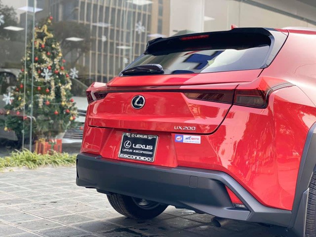 Lexus UX 200 đầu tiên về Việt Nam - ‘của lạ’ tiền tỷ chơi Tết thay Mercedes-Benz GLA và BMW X1 - 5 Lexus UX 200 đầu tiên về Việt Nam - ‘của lạ’ tiền tỷ chơi Tết thay Mercedes-Benz GLA và BMW X1 - 5