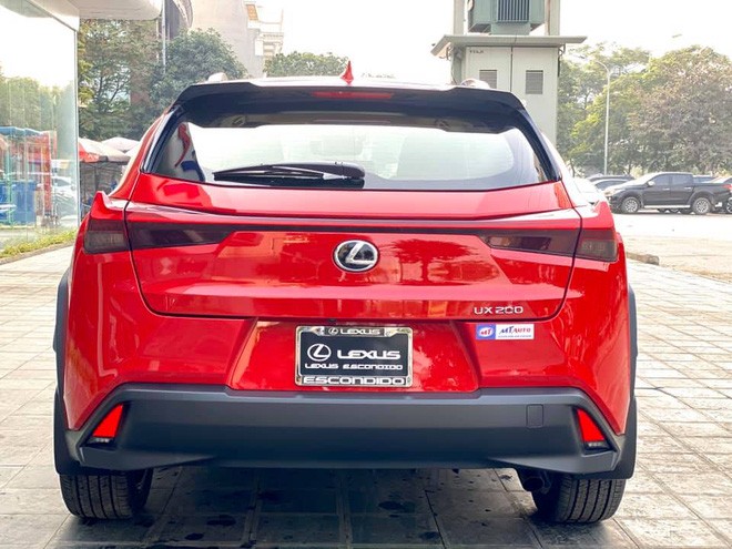 Lexus UX 200 đầu tiên về Việt Nam - ‘của lạ’ tiền tỷ chơi Tết thay Mercedes-Benz GLA và BMW X1 - 2 Lexus UX 200 đầu tiên về Việt Nam - ‘của lạ’ tiền tỷ chơi Tết thay Mercedes-Benz GLA và BMW X1 - 2