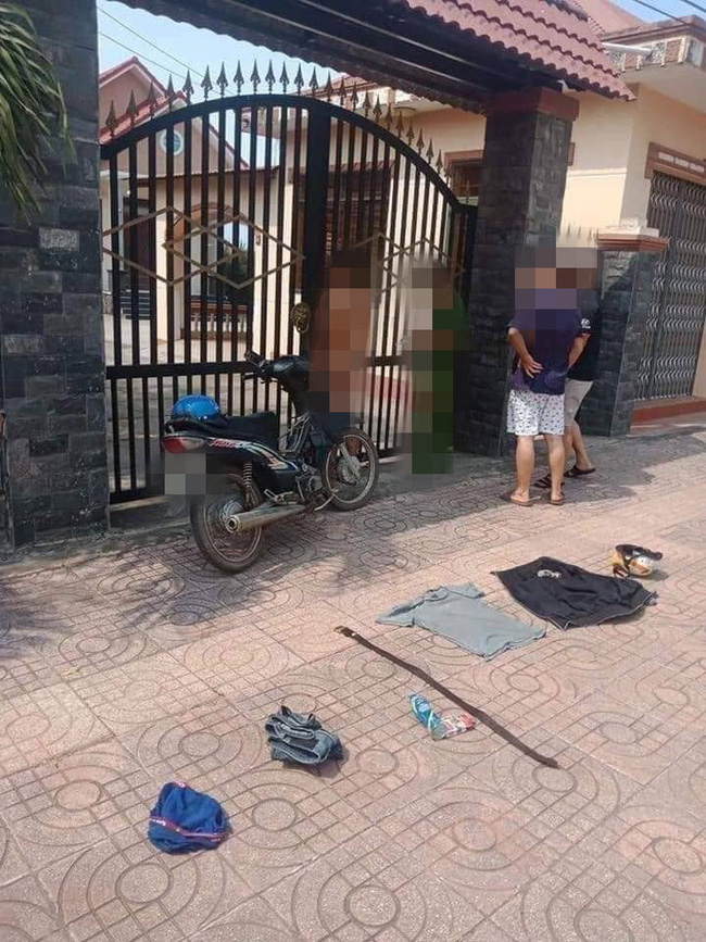 Chuyện 'hài hước' ngày cuối năm: Cầu hôn không được, nam thanh niên khỏa thân đứng trước cổng nhà cô gái, ép đồng ý thì thôi - 1 Chuyện 'hài hước' ngày cuối năm: Cầu hôn không được, nam thanh niên khỏa thân đứng trước cổng nhà cô gái, ép đồng ý thì thôi - 1