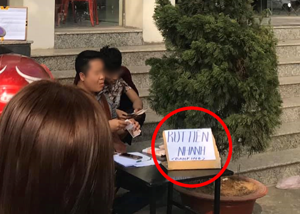 Góc cơ hội: Người đàn ông kê bàn mở dịch vụ 'rút tiền nhanh' ngay cạnh cây ATM đang có hàng chục người chen chúc - 1 Góc cơ hội: Người đàn ông kê bàn mở dịch vụ 'rút tiền nhanh' ngay cạnh cây ATM đang có hàng chục người chen chúc - 1