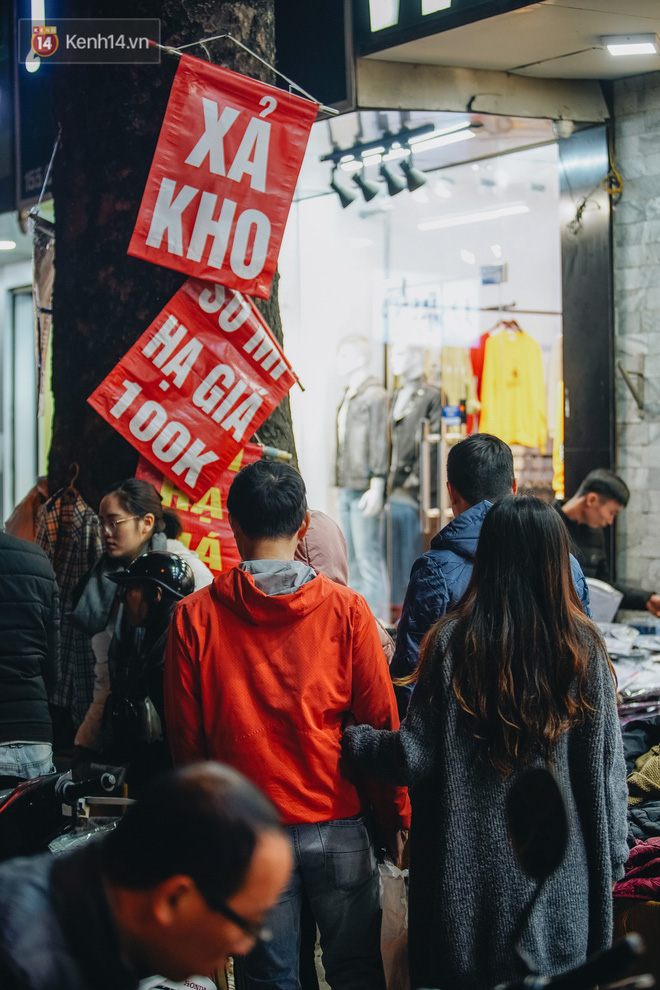 Phố Chùa Bộc tung sale khủng với thông báo 'lời lãi gì tầm này', người dân chen nhau mua sắm ùn tắc cả dãy phố - 10 Phố Chùa Bộc tung sale khủng với thông báo 'lời lãi gì tầm này', người dân chen nhau mua sắm ùn tắc cả dãy phố - 10