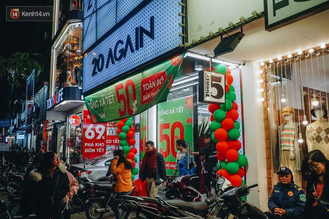 Phố Chùa Bộc tung sale khủng với thông báo 'lời lãi gì tầm này', người dân chen nhau mua sắm ùn tắc cả dãy phố - 9 Phố Chùa Bộc tung sale khủng với thông báo 'lời lãi gì tầm này', người dân chen nhau mua sắm ùn tắc cả dãy phố - 9