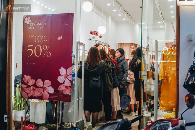 Phố Chùa Bộc tung sale khủng với thông báo 'lời lãi gì tầm này', người dân chen nhau mua sắm ùn tắc cả dãy phố - 8 Phố Chùa Bộc tung sale khủng với thông báo 'lời lãi gì tầm này', người dân chen nhau mua sắm ùn tắc cả dãy phố - 8