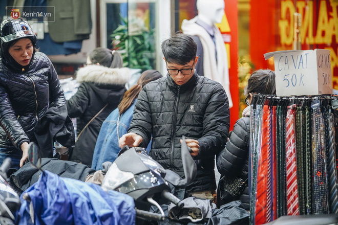 Phố Chùa Bộc tung sale khủng với thông báo 'lời lãi gì tầm này', người dân chen nhau mua sắm ùn tắc cả dãy phố - 19 Phố Chùa Bộc tung sale khủng với thông báo 'lời lãi gì tầm này', người dân chen nhau mua sắm ùn tắc cả dãy phố - 19