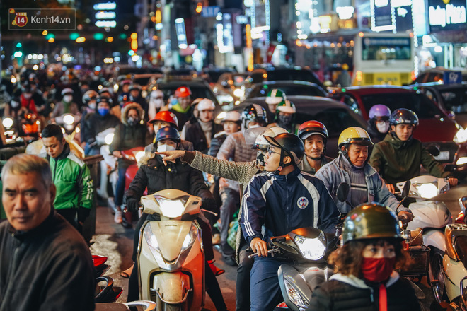 Phố Chùa Bộc tung sale khủng với thông báo 'lời lãi gì tầm này', người dân chen nhau mua sắm ùn tắc cả dãy phố - 2 Phố Chùa Bộc tung sale khủng với thông báo 'lời lãi gì tầm này', người dân chen nhau mua sắm ùn tắc cả dãy phố - 2