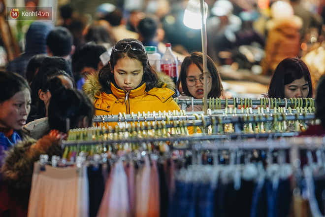 Phố Chùa Bộc tung sale khủng với thông báo 'lời lãi gì tầm này', người dân chen nhau mua sắm ùn tắc cả dãy phố - 17 Phố Chùa Bộc tung sale khủng với thông báo 'lời lãi gì tầm này', người dân chen nhau mua sắm ùn tắc cả dãy phố - 17