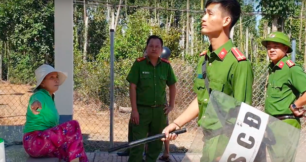 Xịt hơi cay khống chế đối tượng chém trung úy công an thủng bụng rồi về nhà mẹ đẻ cố thủ - 1 Xịt hơi cay khống chế đối tượng chém trung úy công an thủng bụng rồi về nhà mẹ đẻ cố thủ - 1