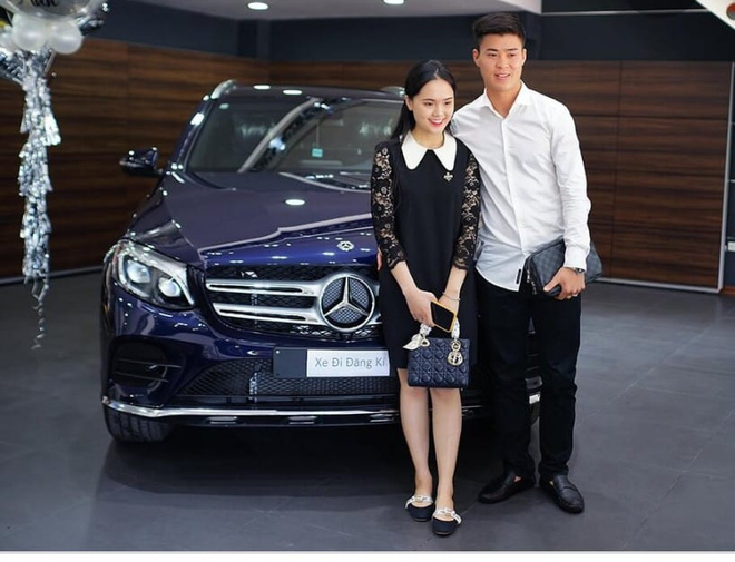 Xôn xao hình ảnh Duy Mạnh lái ôtô tiền tỷ va chạm xe máy trên cầu vượt ở Hà Nội - 2 Xôn xao hình ảnh Duy Mạnh lái ôtô tiền tỷ va chạm xe máy trên cầu vượt ở Hà Nội - 2