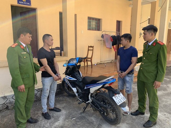 Thanh niên trấn lột tiền của người quan hệ 'ngoài luồng' với vợ mình Thanh niên trấn lột tiền của người quan hệ 'ngoài luồng' với vợ mình