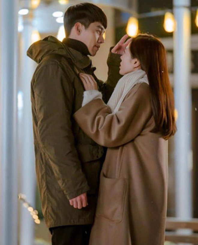 Bù đắp lại tuần hoãn chiếu và trò 'chôn' preview: Crash Landing on You tung đỡ loạt ảnh Hyun Bin 'ôm ấp' Son Ye Jin cực ngọt? Bù đắp lại tuần hoãn chiếu và trò 'chôn' preview: Crash Landing on You tung đỡ loạt ảnh Hyun Bin 'ôm ấp' Son Ye Jin cực ngọt?