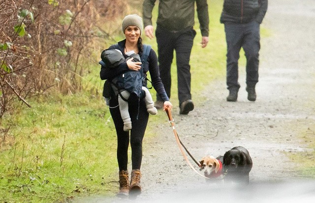 Meghan Markle tươi cười địu con, dắt chó đi dạo giữa những thị phi bao vây hoàng gia Anh Meghan Markle tươi cười địu con, dắt chó đi dạo giữa những thị phi bao vây hoàng gia Anh