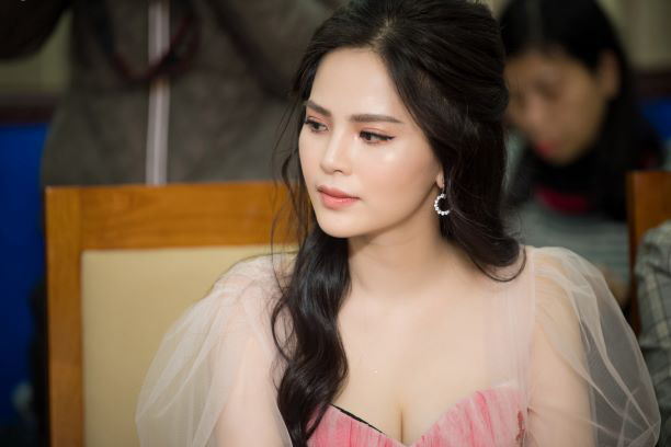 Phi Huyền Trang nói về clip nóng với người có vợ: Tôi không giật chồng - đi khách, có người biến thái bắt tôi đáp ứng ông ta - 1 Phi Huyền Trang nói về clip nóng với người có vợ: Tôi không giật chồng - đi khách, có người biến thái bắt tôi đáp ứng ông ta - 1