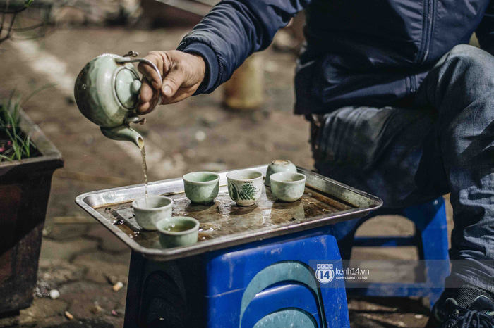 Những người nông dân chong lều canh đào, quất giữa cái lạnh 14 độ C của Hà Nội: 'Như đánh một canh bạc, bại nhiều hơn thắng' - 6 Những người nông dân chong lều canh đào, quất giữa cái lạnh 14 độ C của Hà Nội: 'Như đánh một canh bạc, bại nhiều hơn thắng' - 6