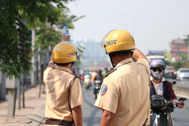 CSGT TPHCM phát nước miễn phí cho người dân lưu thông trên Quốc lộ 1 ngày 28 Tết - 18 CSGT TPHCM phát nước miễn phí cho người dân lưu thông trên Quốc lộ 1 ngày 28 Tết - 18