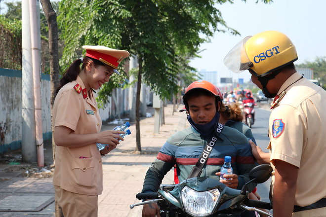 CSGT TPHCM phát nước miễn phí cho người dân lưu thông trên Quốc lộ 1 ngày 28 Tết - 15 CSGT TPHCM phát nước miễn phí cho người dân lưu thông trên Quốc lộ 1 ngày 28 Tết - 15