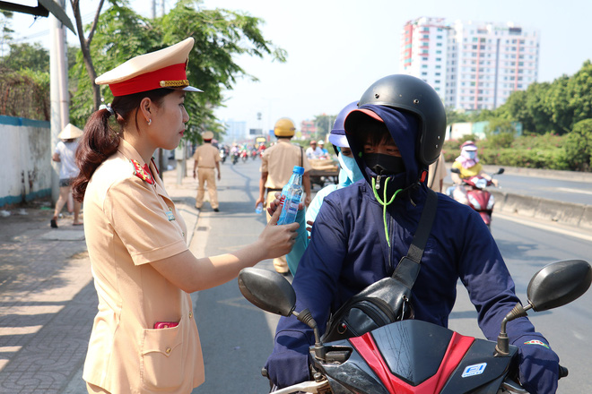 CSGT TPHCM phát nước miễn phí cho người dân lưu thông trên Quốc lộ 1 ngày 28 Tết - 13 CSGT TPHCM phát nước miễn phí cho người dân lưu thông trên Quốc lộ 1 ngày 28 Tết - 13
