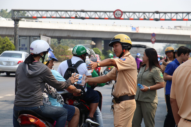 CSGT TPHCM phát nước miễn phí cho người dân lưu thông trên Quốc lộ 1 ngày 28 Tết - 11 CSGT TPHCM phát nước miễn phí cho người dân lưu thông trên Quốc lộ 1 ngày 28 Tết - 11